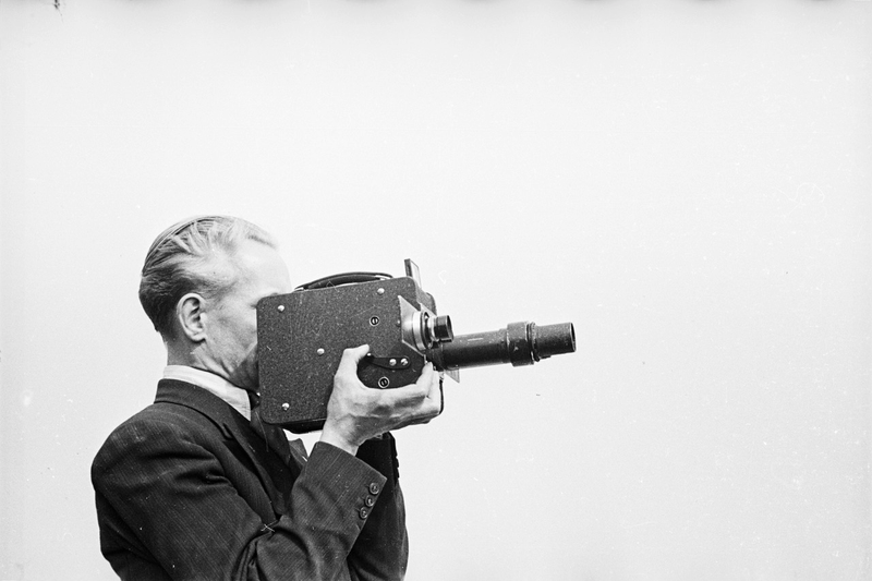Illustration for article titled Ugh, look at all these chumps using cameras even bigger than iPads